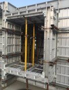 包括直板式铝膜板(1)及转