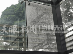 发生炸裂的玻璃位于通道