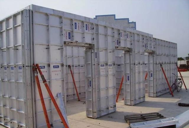 也能轻松在线编辑并完成高质量的宣传物料制作