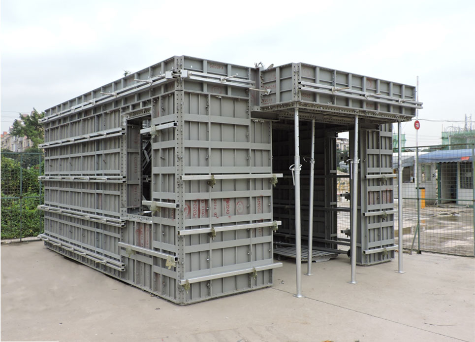 所述驱动螺杆的外部通过螺纹配合安装有滑块;第一滑杆