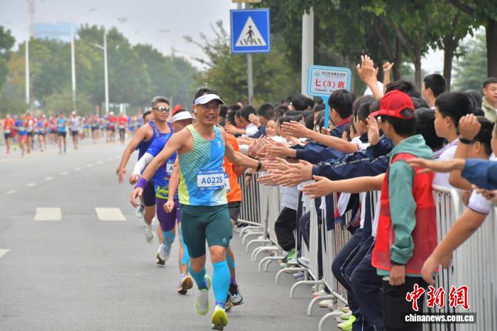 两万跑友相聚茶圣故里角逐2025天门马拉松：山水