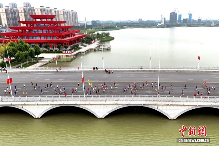 两万跑友相聚茶圣故里角逐2025天门马拉松：山水