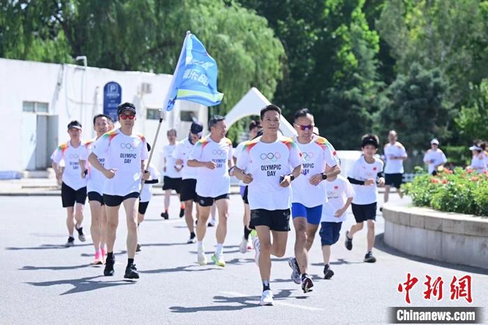 张家齐在奥林匹克日活动现场分享运动妙招，强