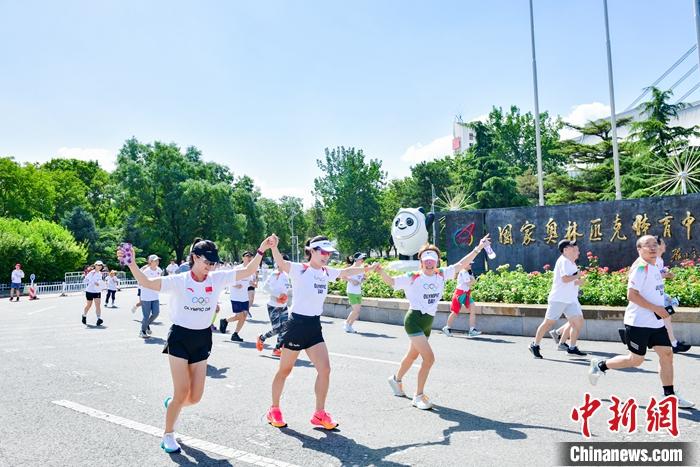 张家齐在奥林匹克日活动现场分享运动妙招，强