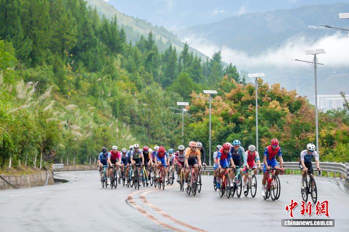 2025环三峡自行车赛巫山开赛 多国选手挑战山地骑