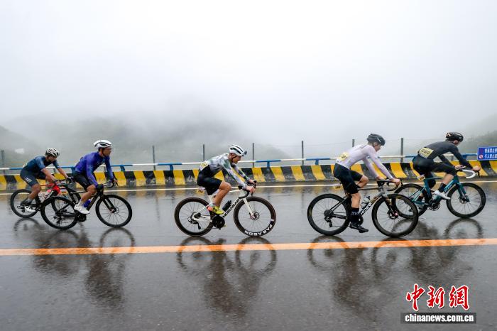 2025环三峡自行车赛巫山开赛 多国选手挑战山地骑