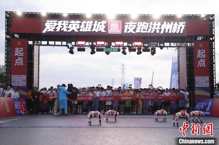 南昌万人夜跑点亮洪州大桥 科技文旅融合展现城