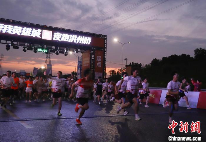 南昌万人夜跑点亮洪州大桥 科技文旅融合展现城