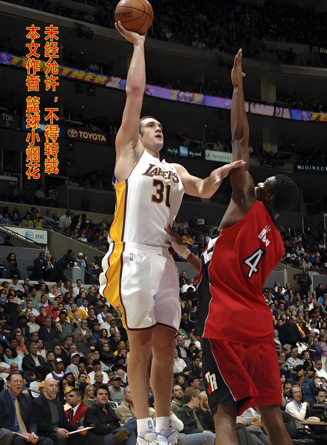 科比2006年队友实力薄弱，对比骑士阵容引热议