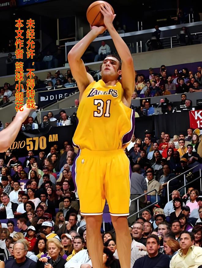 科比2006年队友实力薄弱，对比骑士阵容引热议