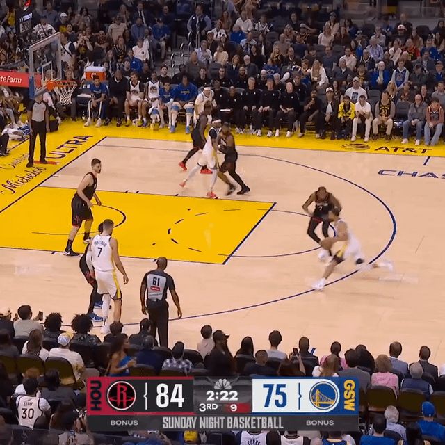 库里战术欺骗KD致防守失误 申京犯规动作引争议