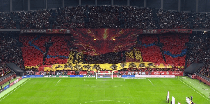 重庆球迷巨型TIFO震撼登场 山城龙吟起助力主场对